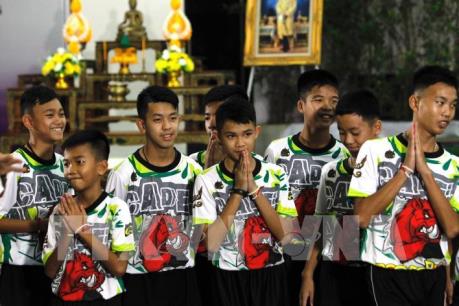 Thái Lan cấp quốc tịch cho 4 thành viên đội bóng nhí vừa được giải cứu