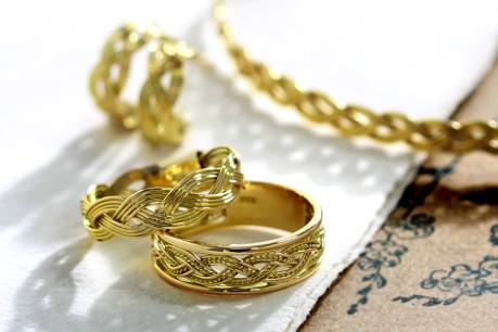 Giá vàng hôm nay 9/8 giảm nhẹ