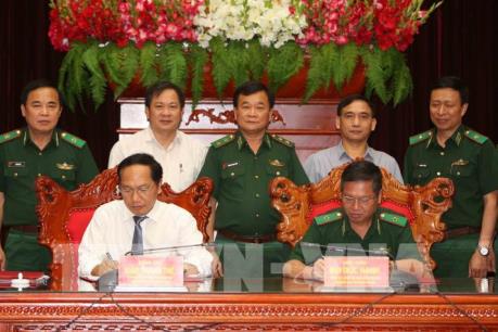 Ký quy chế phối hợp chống buôn lậu, vận chuyển trái phép hàng hóa khu vực biên giới