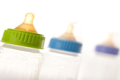 Dùng bình sữa nhét hậu môn để ... chữa bệnh thoái hóa cột sống