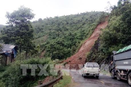 Sạt lở ta-luy dương gây ách tắc Quốc lộ 4G đoạn qua tỉnh Sơn La
