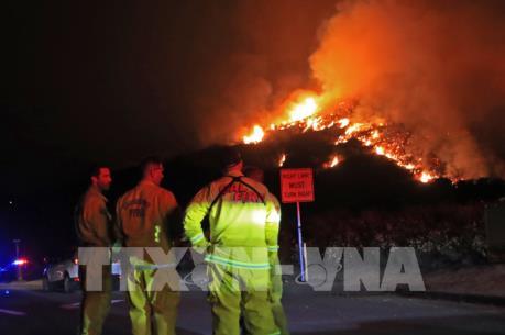 Cháy rừng ở Mỹ lan tới khu dân cư