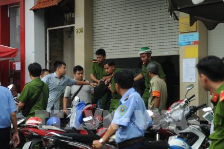 Khống chế đối tượng gây náo loạn tại phòng giao dịch của ngân hàng Vietinbank