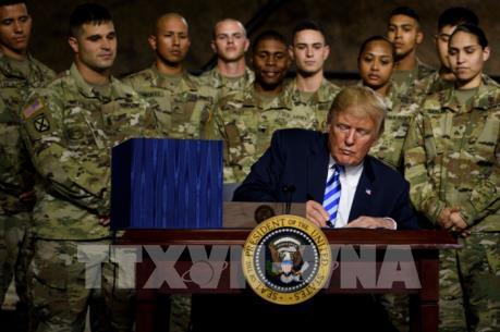 Tổng thống Donald Trump ký ban hành đạo luật chi tiêu quốc phòng năm 2019