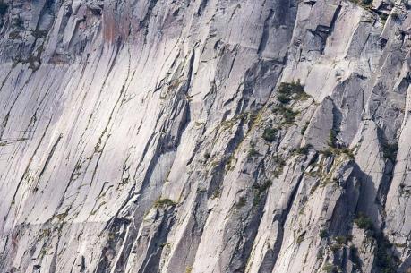 Đâm vào vách đá, máy bay rơi khiến 8 người thiệt mạng