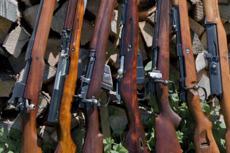 Chính phủ liên bang Canada thắt chặt quy định sử dụng súng đạn