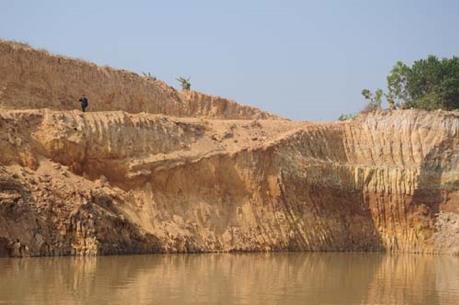 Khai thác đất trái phép phía sau sân bay Nội Bài đem bán, 2 đối tượng bị phạt tù