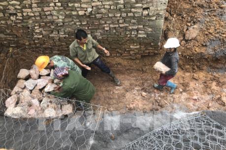 Dự kiến tối nay xử lý xong điểm xung yếu mới tại chân đê sông Hữu Bùi