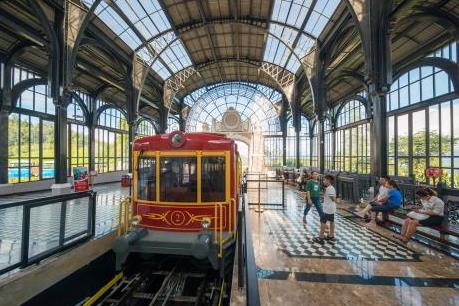 Thỏa thích trải nghiệm tàu hỏa leo núi hiện đại nhất chỉ với 50.000 đồng