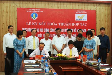 Ký thỏa thuận hợp tác dịch vụ bưu chính công ích