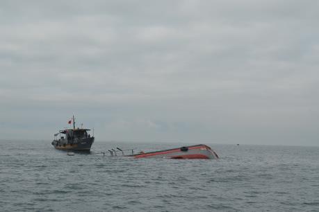 Tìm kiếm tàu cá cùng 5 lao động bị mất liên lạc trên biển