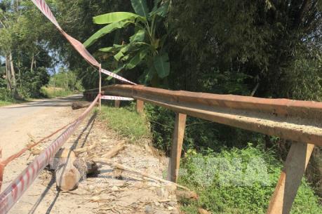 Di dời người và tài sản ra khỏi vùng ngập lụt và sạt lở ở Yên Bái