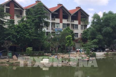 Hồ Ngòi ở Hà Nội ngang nhiên bị san lấp và lấn chiếm