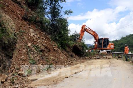 Thông xe các tuyến Quốc lộ, tỉnh lộ qua Thanh Hóa và Nghệ An bị chia cắt do sạt lở