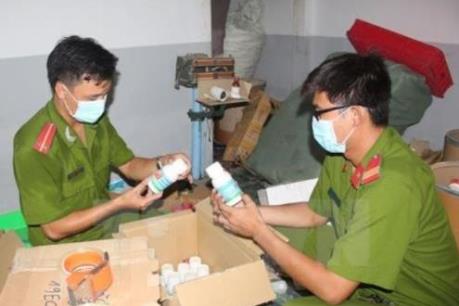 Công an Cần Thơ khởi tố đối tượng làm giả thuốc bảo vệ thực vật