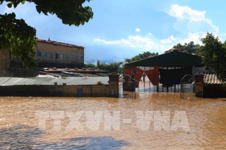 Lũ bất ngờ lên nhanh, nhiều xã tại Nghệ An bị cô lập hoàn toàn