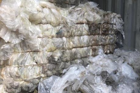 Bắt tạm giam 4 đối tượng làm giả giấy tờ nhập khẩu trái phép phế liệu