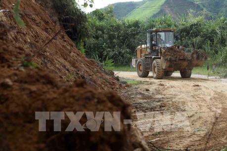 Hàng trăm khối đất sạt lở lấp kín mặt đường Quốc lộ 4G