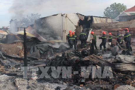 Kho chứa mút xốp sát Quốc lộ 1 bốc cháy dữ dội