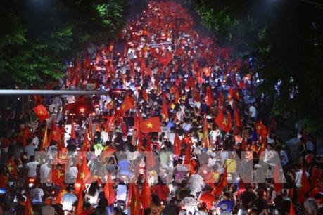Người dân cả nước ăn mừng chiến thắng lịch sử Olympic Việt Nam