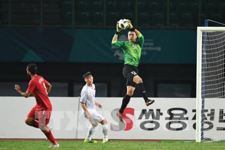 Bố thủ môn Bùi Tiến Dũng mong con trai thi đấu tự tin, giữ sạch lưới