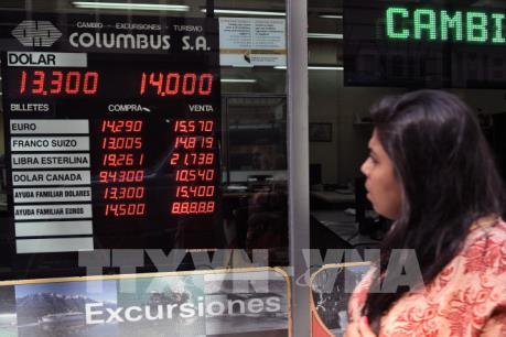 Lãi suất lên đến 60% vẫn không cứu được đồng peso Argentina rơi tự do