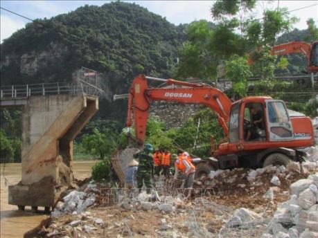 Xả lũ lớn cùng nước thượng nguồn đổ về gây sập cầu ở Nghệ An