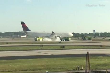 Nhiều người thương vong do máy bay trượt khỏi đường băng ở Nga