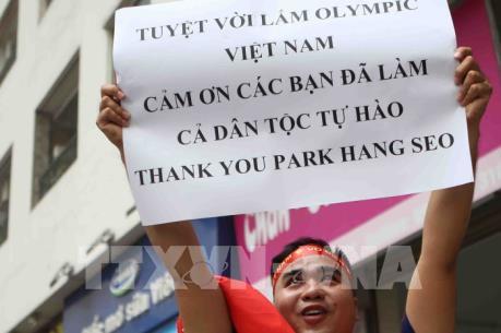 Người hâm mộ cháy hết mình với đội tuyển Olympic Việt Nam