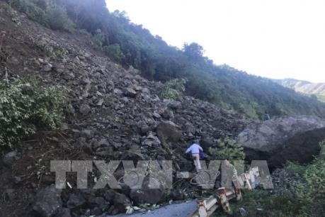  Ách tắc giao thông nhiều giờ trên Quốc lộ 279D do sạt lở đất đá