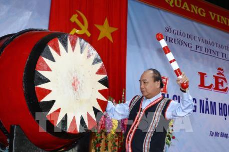 Thủ tướng Nguyễn Xuân Phúc đánh trống khai giảng năm học mới