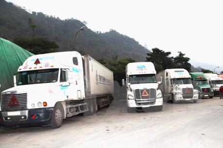 Yêu cầu xử nghiêm ô tô vi phạm xếp dỡ hàng hóa trên đường bộ