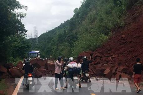 Tỉnh lộ 445 tiếp tục sạt lở nghiêm trọng gây khó khăn cho người đi lại