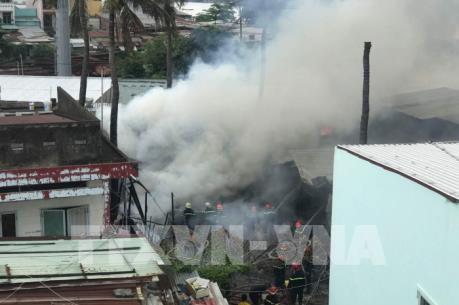 Đang cháy lớn tại khu nhà dưới chân cầu Bình Lợi