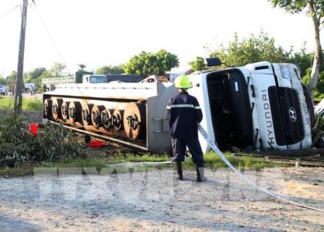 Xe bồn chở đầy xăng dầu tự lật ngang đường, gây ùn tắc hàng chục km 