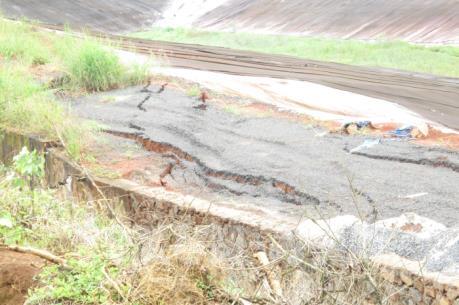 Sụt lún gần hồ bùn đỏ Nhà máy Alumin Nhân Cơ ngày một nghiêm trọng