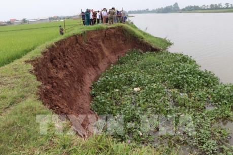 Khắc phục sự cố sạt lở bờ kênh Bắc Hưng Hải ở Hải Dương
