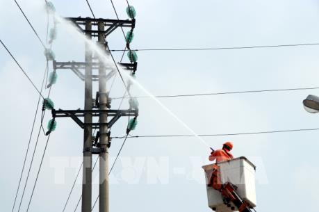 Áp dụng công nghệ mới vệ sinh sứ cách điện của lưới điện cao áp