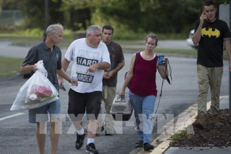 Cường độ của siêu bão Florence suy giảm trước khi đổ bộ vào Mỹ