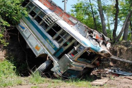 Xe buýt rơi xuống hẻm núi làm ít nhất 15 người thiệt mạng tại Ấn Độ