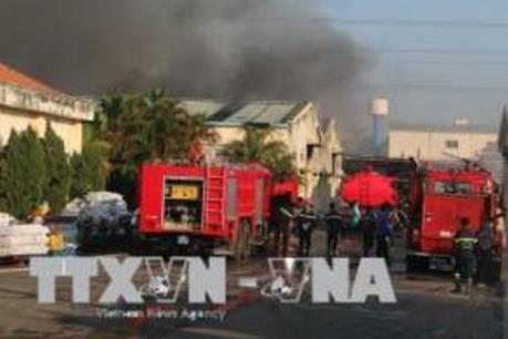 Cháy lớn thiêu rụi nhà kho của một nhà máy tại huyện Yên Mỹ (Hưng Yên)