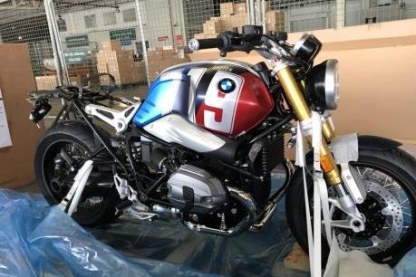 Mô tô BMW R nineT Spezial và K1600 Grand America bất ngờ xuất hiện tại sân bay