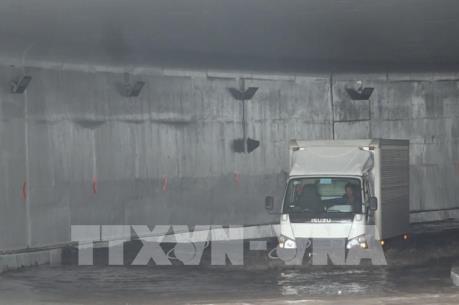 Giao thông vào cảng Cát Lái gặp khó khăn do mưa ngập