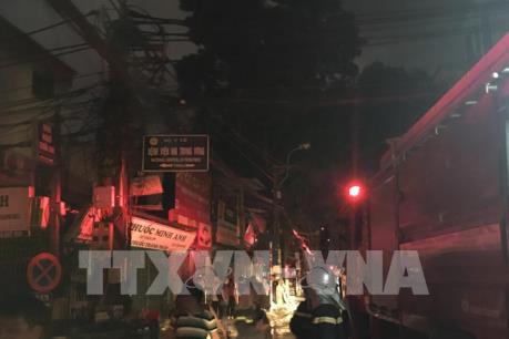 Đang cháy lớn trên phố Đê La Thành, Hà Nội