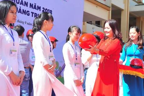 Honda Việt Nam tặng gần 10.000 mũ bảo hiểm cho học sinh