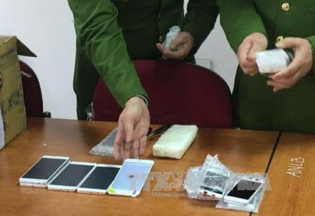 Hải quan Tân Sơn Nhất tạm giữ hàng trăm Iphone mới của hành khách