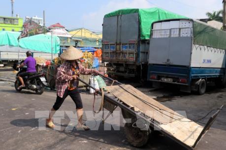 Không để chìm xuồng vụ "bảo kê" chợ Long Biên