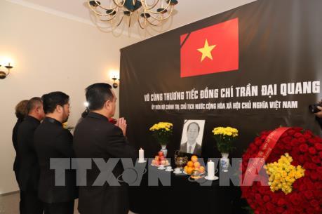 Các đại sứ quán Việt Nam tại nước ngoài tổ chức lễ viếng Chủ tịch nước Trần Đại Quang