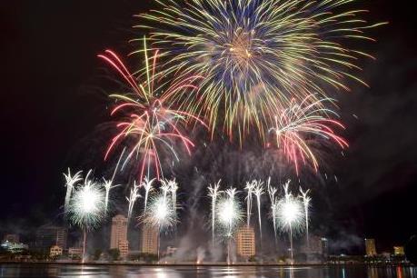 Gian khổ sau cánh gà “Lễ hội pháo hoa”