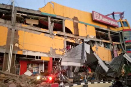 Sóng thần tấn công một thành phố trên đảo Sulawesi của Indonesia